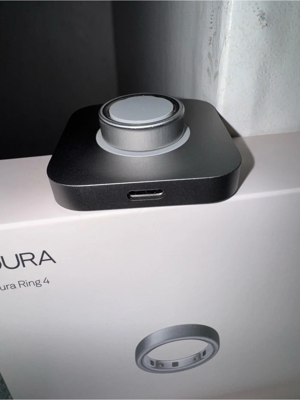 oura ring 4 size 9 brushed silver with 2 dock and battery charger